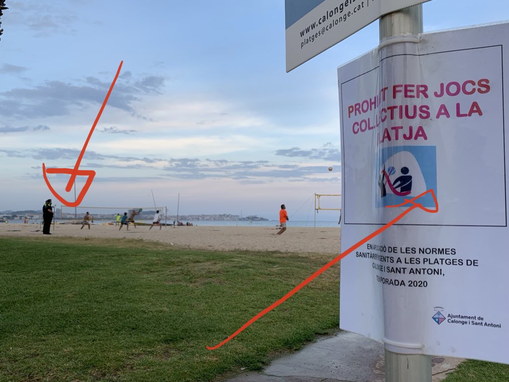 RentalSp's tweet photo. Creo que algo se está haciendo muy mal en este país. Y nos van a llevar a todos a la ruina. #santantonidecalonge. #COVID19 ciento de personas juntando al@lado de cartel de prohibido y la policía observando lo bien q lo hacen. Desastre!!! https://t.co/UuEsqGX3Iw