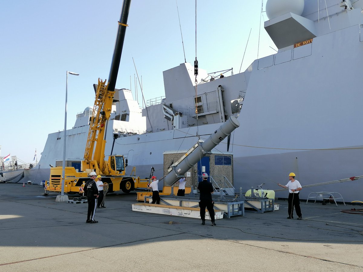 DaveM30877611's tweet photo. Onze 2e werkweek alweer, bezig met het schip gereed te maken voor groot onderhoud. Dat betekent deze week heel veel munitie lossen. Vandaag begonnen met de vuurpijlen. Niet alleen nu opletten vanwege de munitie maar ook op de warmte. .#blijvendrinken https://t.co/C6i4vfsU20