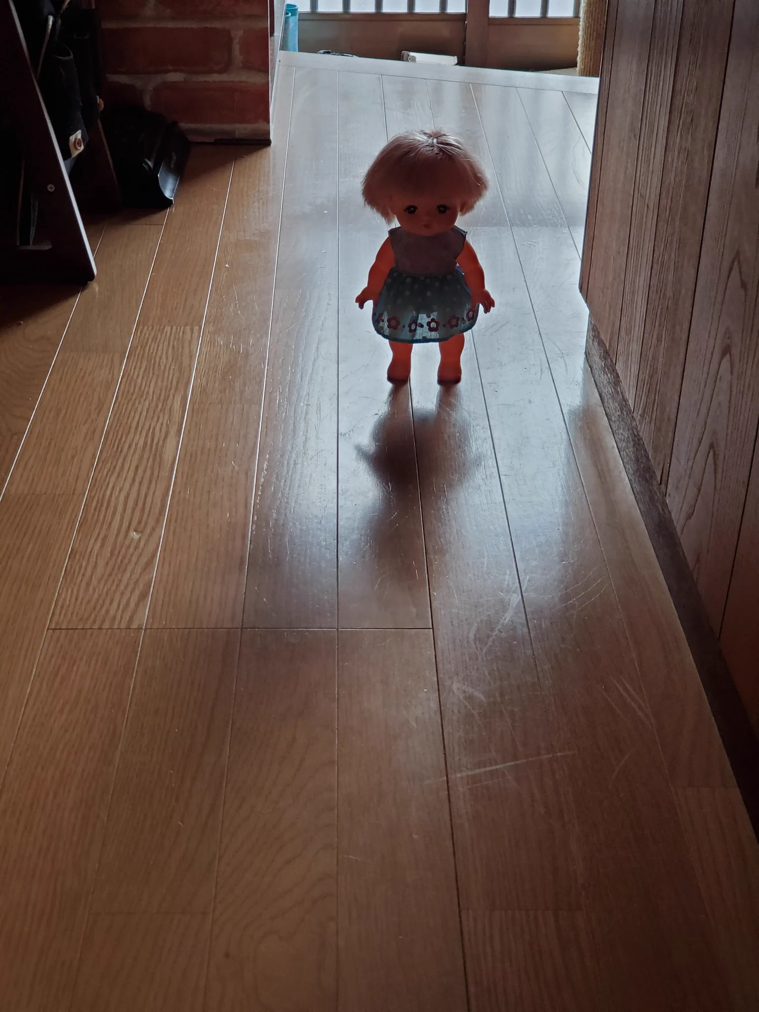 こんな状況に遭遇したら絶叫不可避？www廊下に佇む不気味な影www