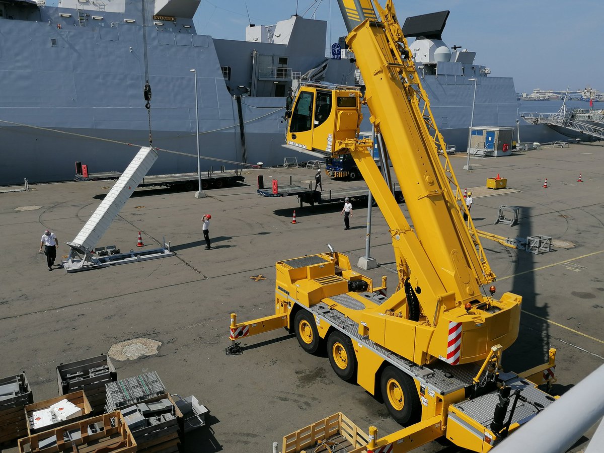 DaveM30877611's tweet photo. Onze 2e werkweek alweer, bezig met het schip gereed te maken voor groot onderhoud. Dat betekent deze week heel veel munitie lossen. Vandaag begonnen met de vuurpijlen. Niet alleen nu opletten vanwege de munitie maar ook op de warmte. .#blijvendrinken https://t.co/C6i4vfsU20