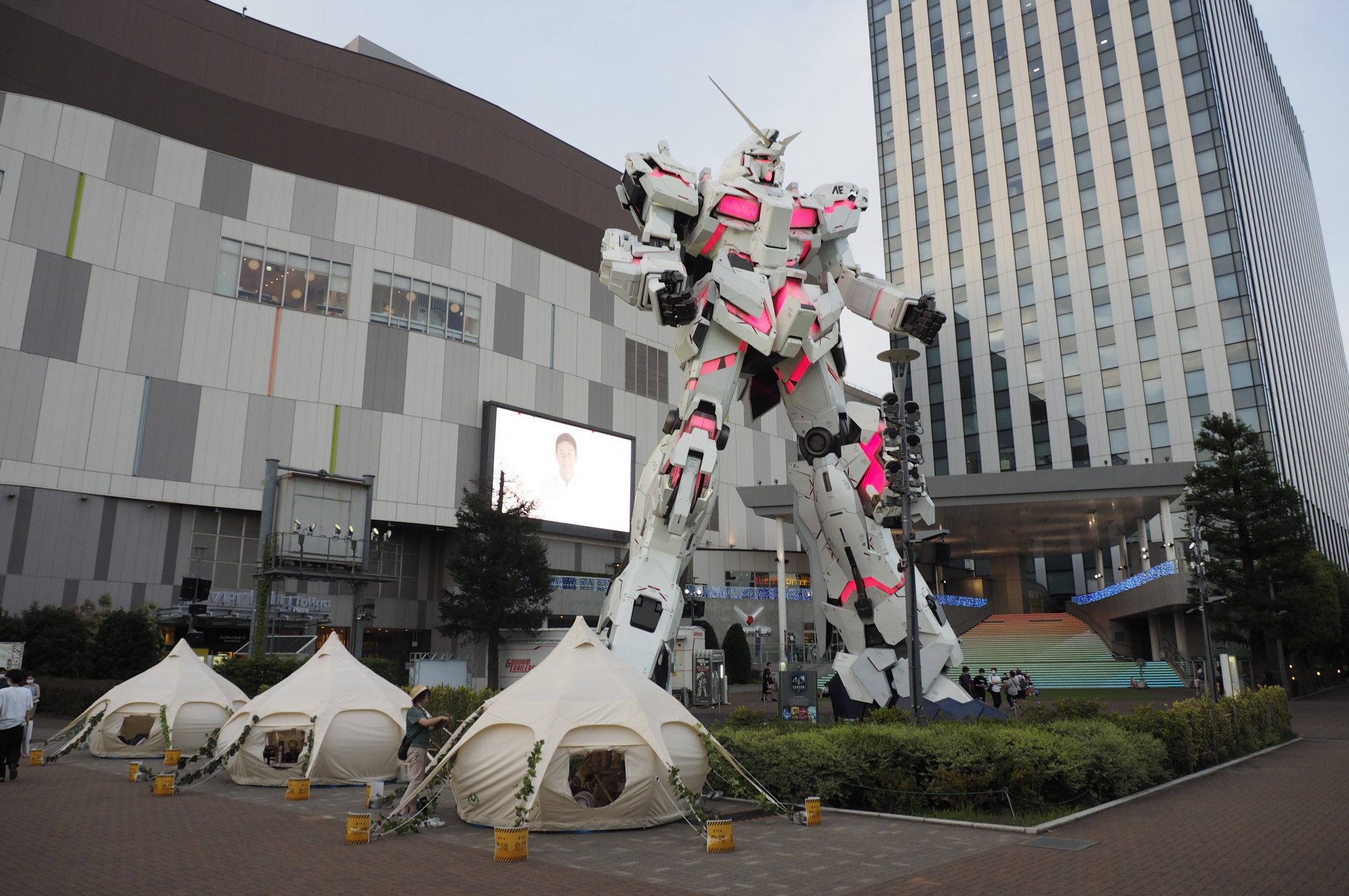 よっくん 緑の大地に立つユニコーンガンダム フェスティバル広場に人工芝が敷かれていました ダイバーシティ東京で8月7日から 青空の下で遊ぼう という企画が始まっているそうで その一環として敷かれている様です その企画のおかげで なかなか見れ