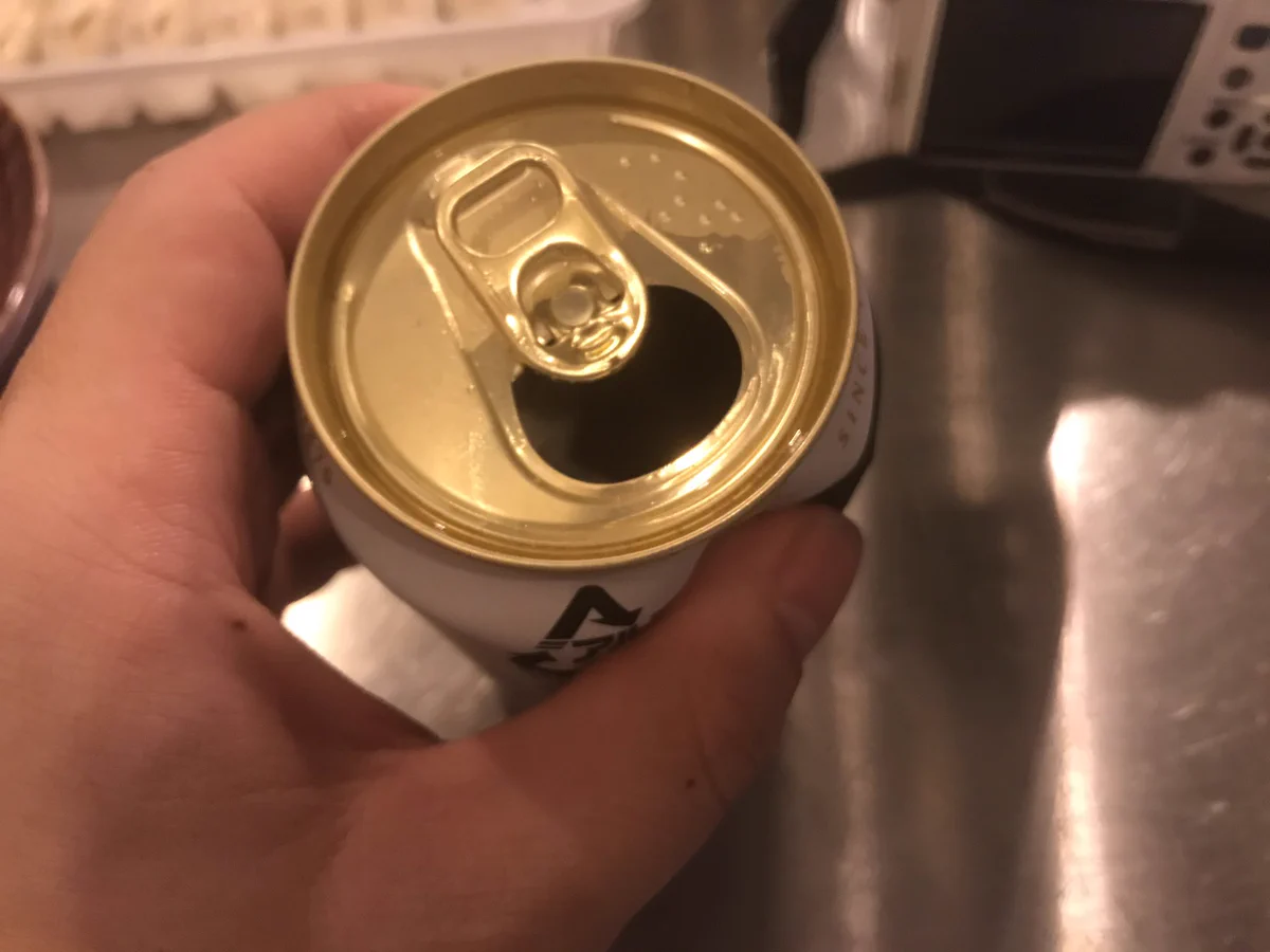 缶ビールをよく飲む人は試してみて！飲み口の下辺りを凹ませると旨くなる！