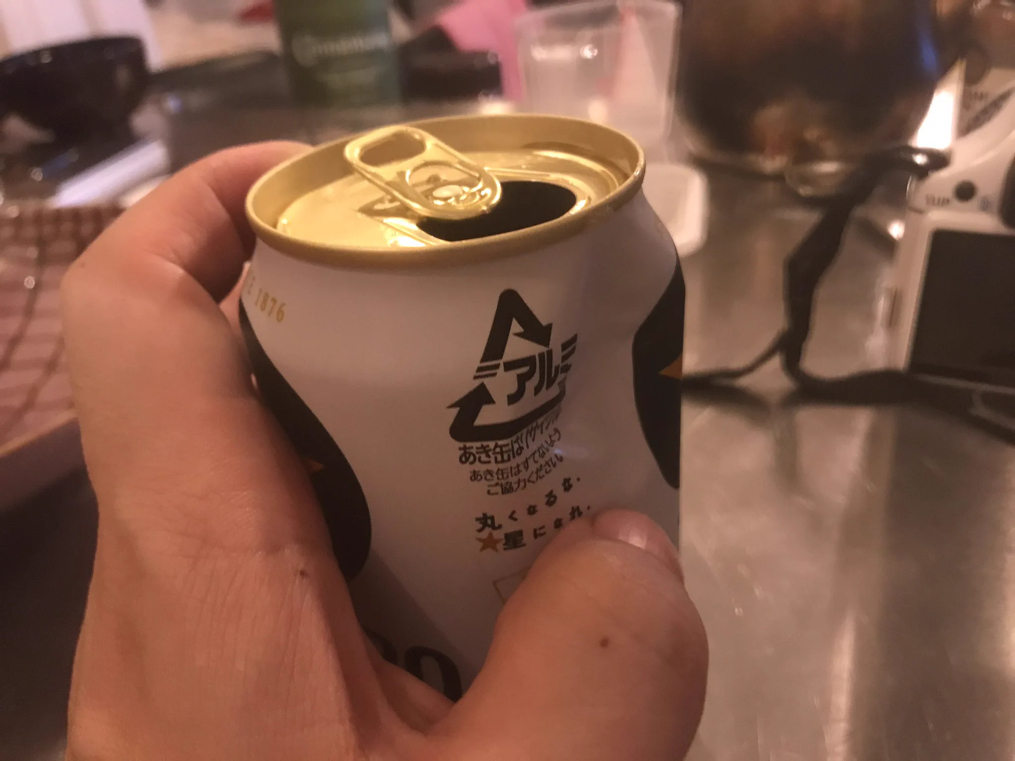 缶ビールをよく飲む人は試してみて！飲み口の下辺りを凹ませると旨くなる！