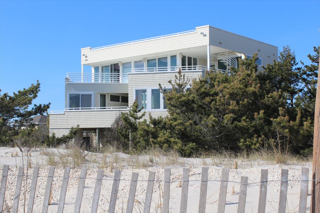 LBIRentals's tweet photo. PETS CONSIDERED! #Oceanfront #LBI #vacationrental.
6 Cleveland Avenue., #Holgate
Bedrooms: 6     Bathrooms: 5     Half: 1     
More info https://t.co/A4UFqbL7zn Sleeps: 13 #Petfriendly #longbeachisland @mancinirealty1 #jerseyshore #jerseyshorefamilyvacation #beachhouse #vacation https://t.co/uw9qWnYVe9