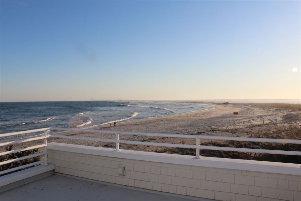 LBIRentals's tweet photo. PETS CONSIDERED! #Oceanfront #LBI #vacationrental.
6 Cleveland Avenue., #Holgate
Bedrooms: 6     Bathrooms: 5     Half: 1     
More info https://t.co/A4UFqbL7zn Sleeps: 13 #Petfriendly #longbeachisland @mancinirealty1 #jerseyshore #jerseyshorefamilyvacation #beachhouse #vacation https://t.co/uw9qWnYVe9