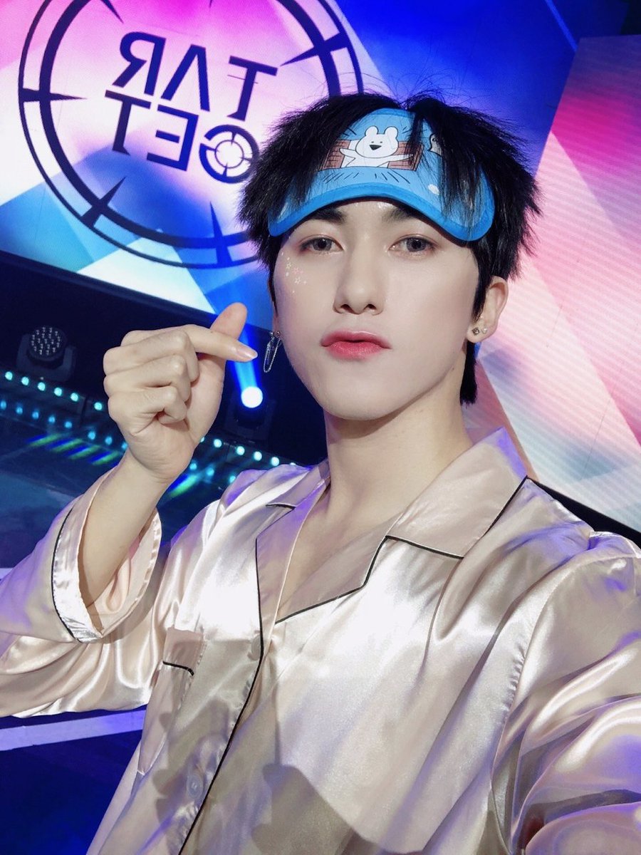 TARGET7_K's tweet image. #로이 워니여러분 안뇽!🙋‍♂️✨
파자마 로이가 왔어용 ㅋㅋ
즐거운 주말, 그리고 활기찬 월요일 되셨나요??🥺
어제 너무너무 재밌었어요~ ㅋㅋ여러분들도 심심할때 저희가 했던 게임들 해보세요🤣
모두들 오늘하루도 고생했어용💕

#타겟 #현
안대가 너무 크다 ㅋ