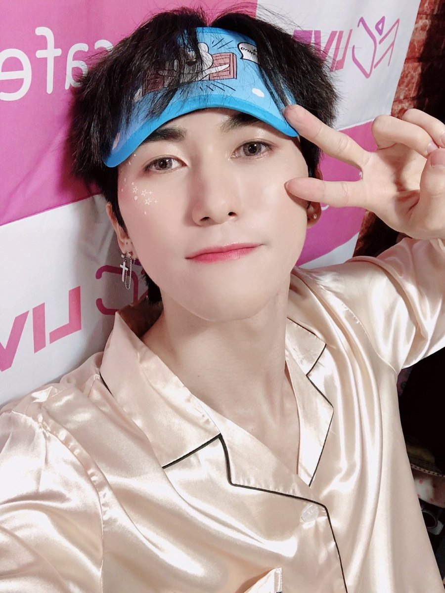 TARGET7_K's tweet image. #로이 워니여러분 안뇽!🙋‍♂️✨
파자마 로이가 왔어용 ㅋㅋ
즐거운 주말, 그리고 활기찬 월요일 되셨나요??🥺
어제 너무너무 재밌었어요~ ㅋㅋ여러분들도 심심할때 저희가 했던 게임들 해보세요🤣
모두들 오늘하루도 고생했어용💕

#타겟 #현
안대가 너무 크다 ㅋ