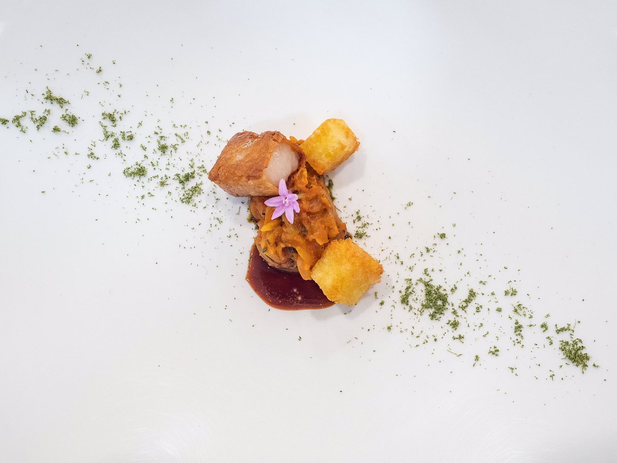 Te enamorará el #Pisto extremeño, papada de bellota y jugo de cerdo que prepara Begoña Fraire #solRepsol 

Abrimos en #agosto, y tenemos menú degustación, mediodía y noche. Reservas: 34.913759883  etimo.es/reservas/
  
#Restaurantesmadrid #guiarepsol #agosto #verano