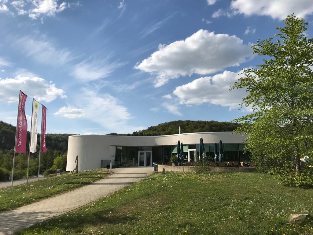 WaldeckerLand's tweet photo. Im NationalparkZentrum (Weg zur Wildnis 1) in Vöhl-Herzhausen finden Umbaumaßnahmen statt, weshalb das Kino 🎞📽 am Donnerstag, 13. August geschlossen bleibt❗️❗️❗️
Ab Freitag, 14. August wird der Film „BuchenBlicke“ dann wieder im Kino gezeigt. https://t.co/MXhvLALLLu