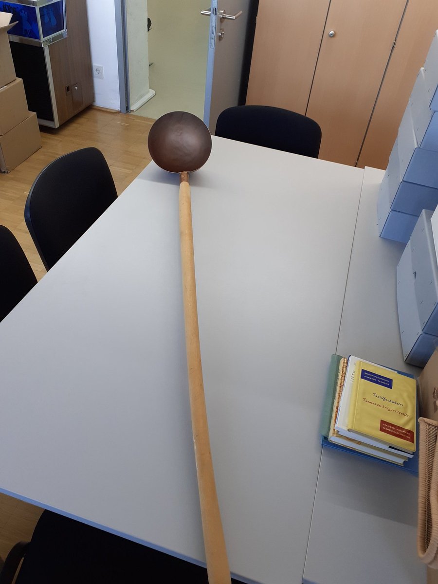 Bei manchen Objekten müssen wir glatt auf den Tritt steigen, um es für die Inventarisierung zu fotografieren. Und staunen, was uns da für ein wundervoll einzigartiges Objekt gebracht wurde. Nach, wer kommt drauf, was das ist? #museumsalltag #textilgeschichte