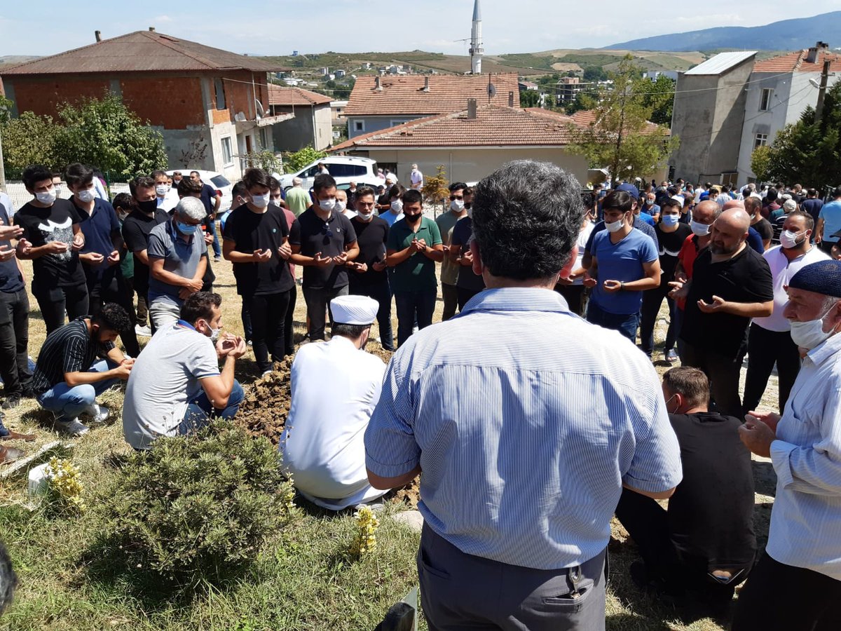 Yalova'da ihraç matemetik öğretmeni Celal Bahadır hocanın cenaze merasimi

Bir KHKlı öğretmen daha mesleği dışı bir işi yaparken hayatını kaybetti!!! 
Kaç ailenin ocağına ateş düşecek 
🕊🕊🕊🕊🕊🕊🕊🕊
DahaNe Bekliyorsunuz