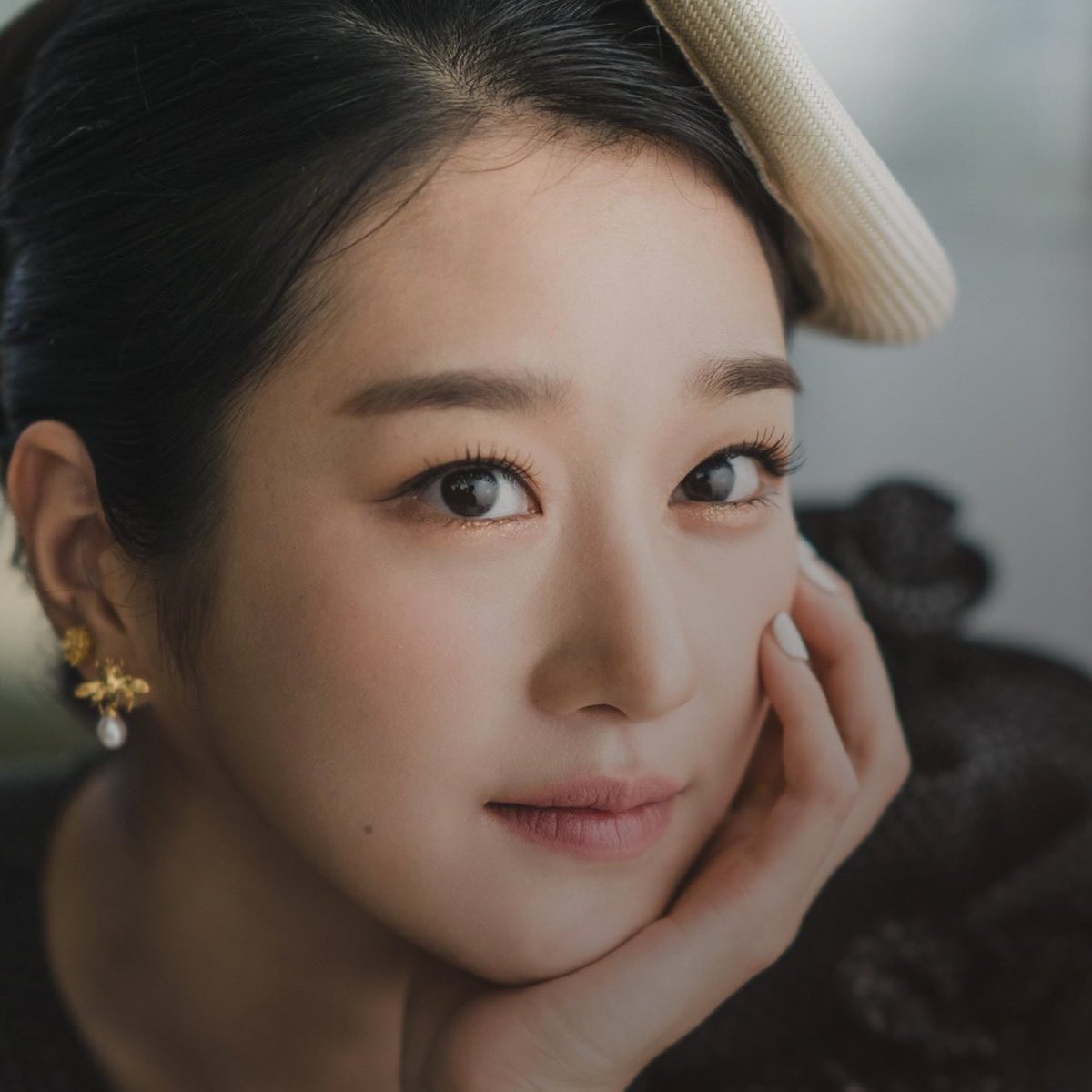 𝐌 乾燥して唇縦皺出来てた時に 唇色っぽいね と言われたことがあり 縦皺出るのが余り好きじゃなかったから そうか って疑問だったんだけど サケンでずっとムニョンの唇見てたら確かにマットリップの縦皺は色っぽいなと今更理解した