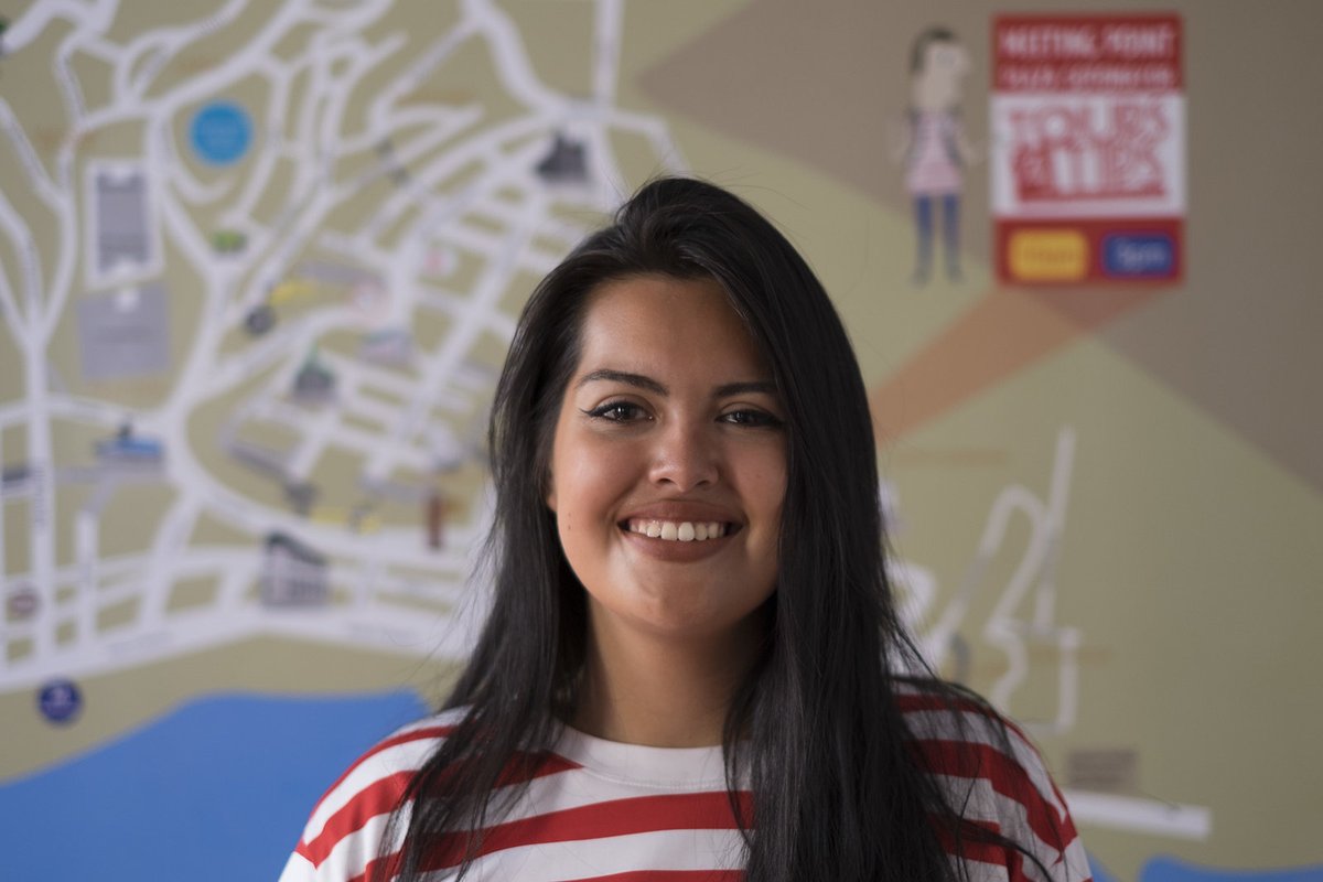 nosolosig's tweet photo. En 2016 Jacques Lebleu le hizo esta foto a Paula, su guรญa turรญstica en la ciudad de Valparaiso (Chile), con el mapa de la empresa al fondo, @ChileTours
La foto forma parte del proyecto del autor #100strangers https://t.co/16SEyYfbH2