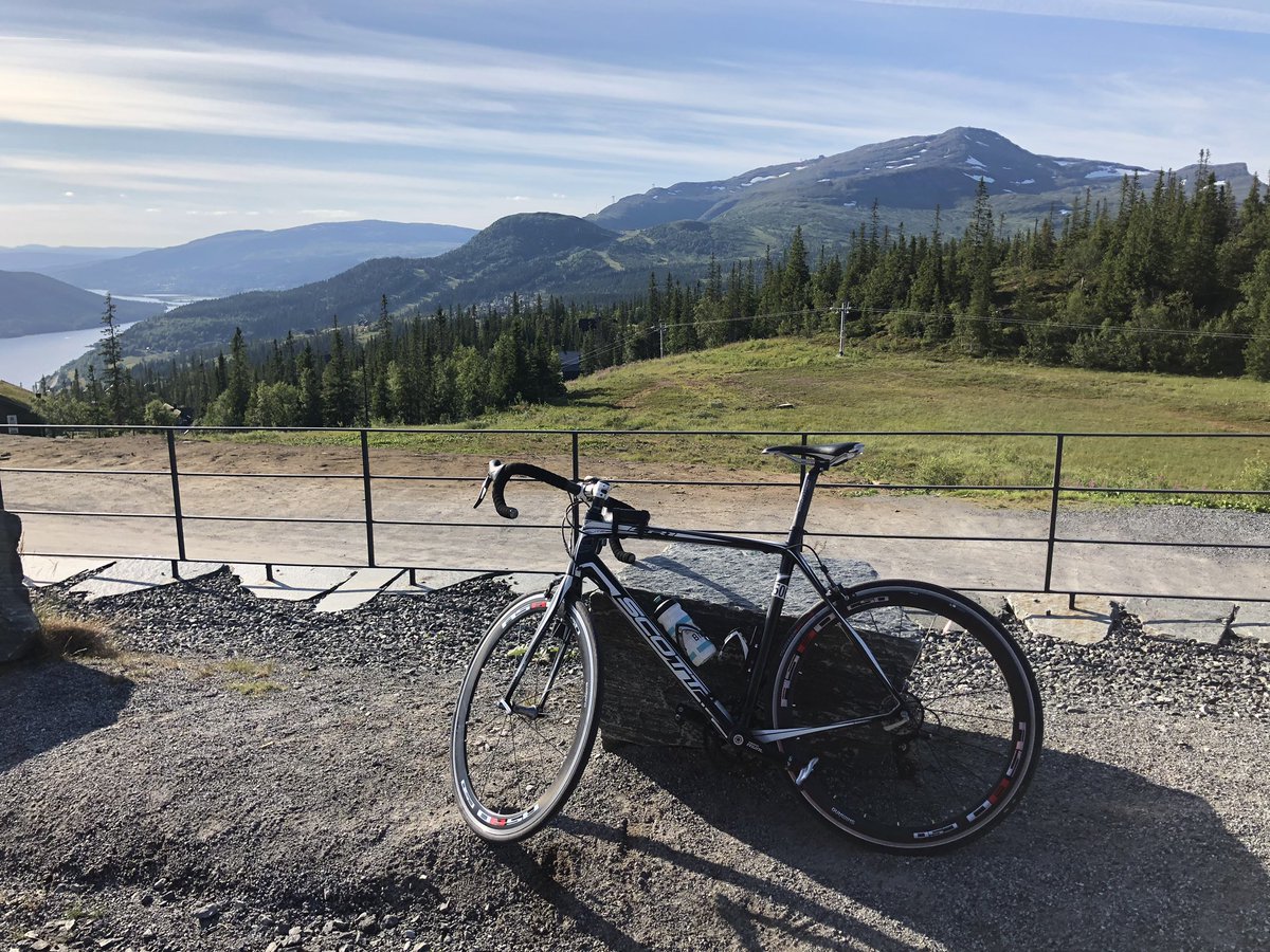 NSBARE's tweet photo. Frågan är om inte backen upp til Copperhill är värre än Ullådalsbacken... utsikten är dock lika bra! #Åre #Copperhill https://t.co/UxrzXCTx1J