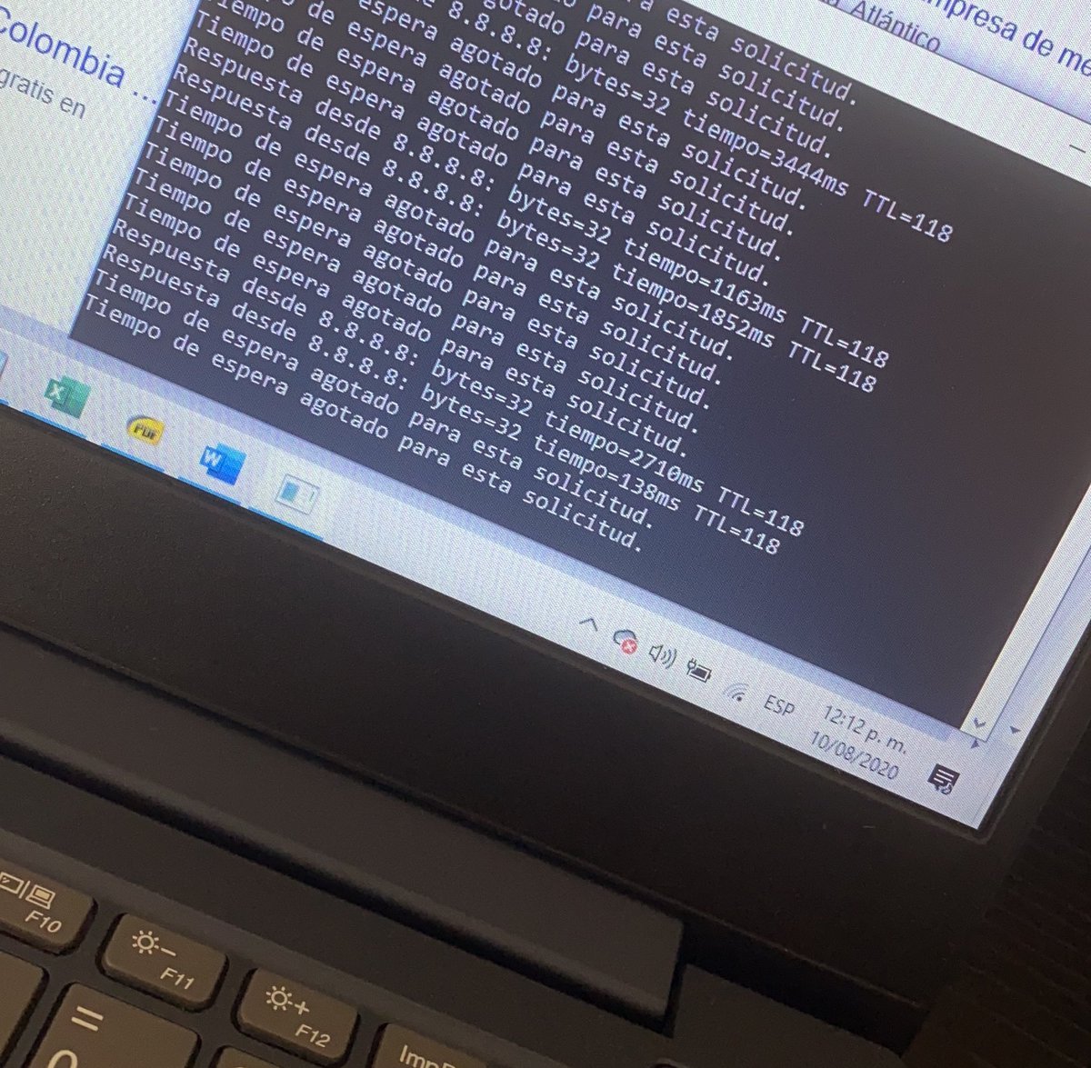 LoraynePinto's tweet photo. Alguien que recomiende un #operador, por favor. El servicio de @ClaroColombia es evidentemente pésimo. Luego de más de 15 días y que ellos mismos confirmaran que el equipo debía ser reemplazado, sigo en la espera. #Teletrabajo imposible con el Internet de #ClaroColombia. https://t.co/5TmuRtYBpP