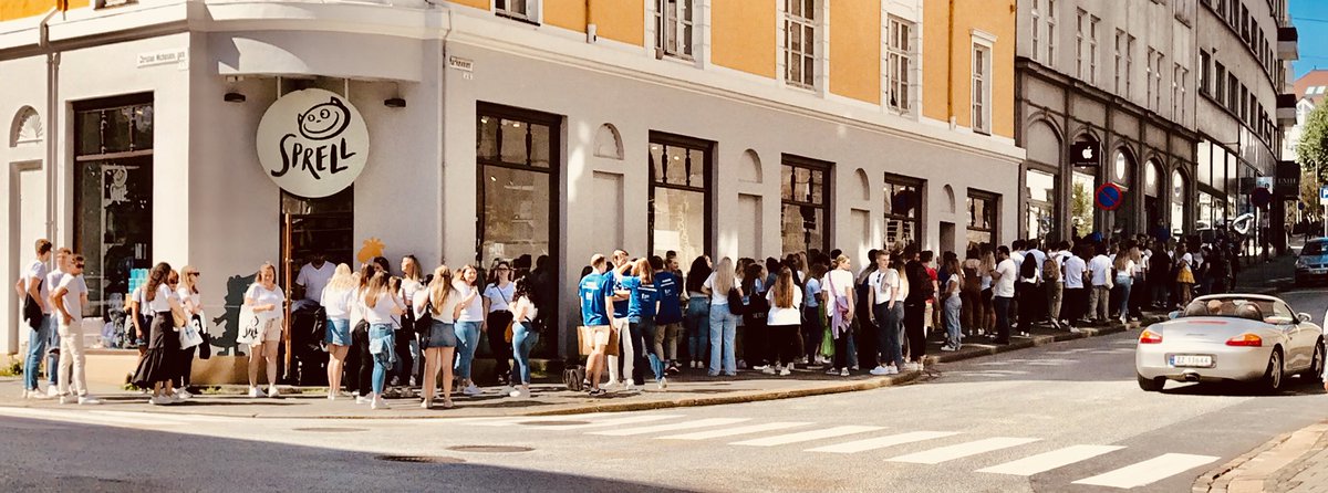 Rusnytt's tweet image. Langt mer enn lovede grupper på max 20 
#Fadderuke @UiB studenter køer samlet midt på dagen utenfor Eplehuset i Bergen - lykke til i uken som ligger foran oss i fineværet #dax18  @Folkehelseinst @nrknyheter @tv2nyhetene @btno ⁦@UiBsNyhetsavis⁩  @ba_no ⁦@Helsedir⁩
