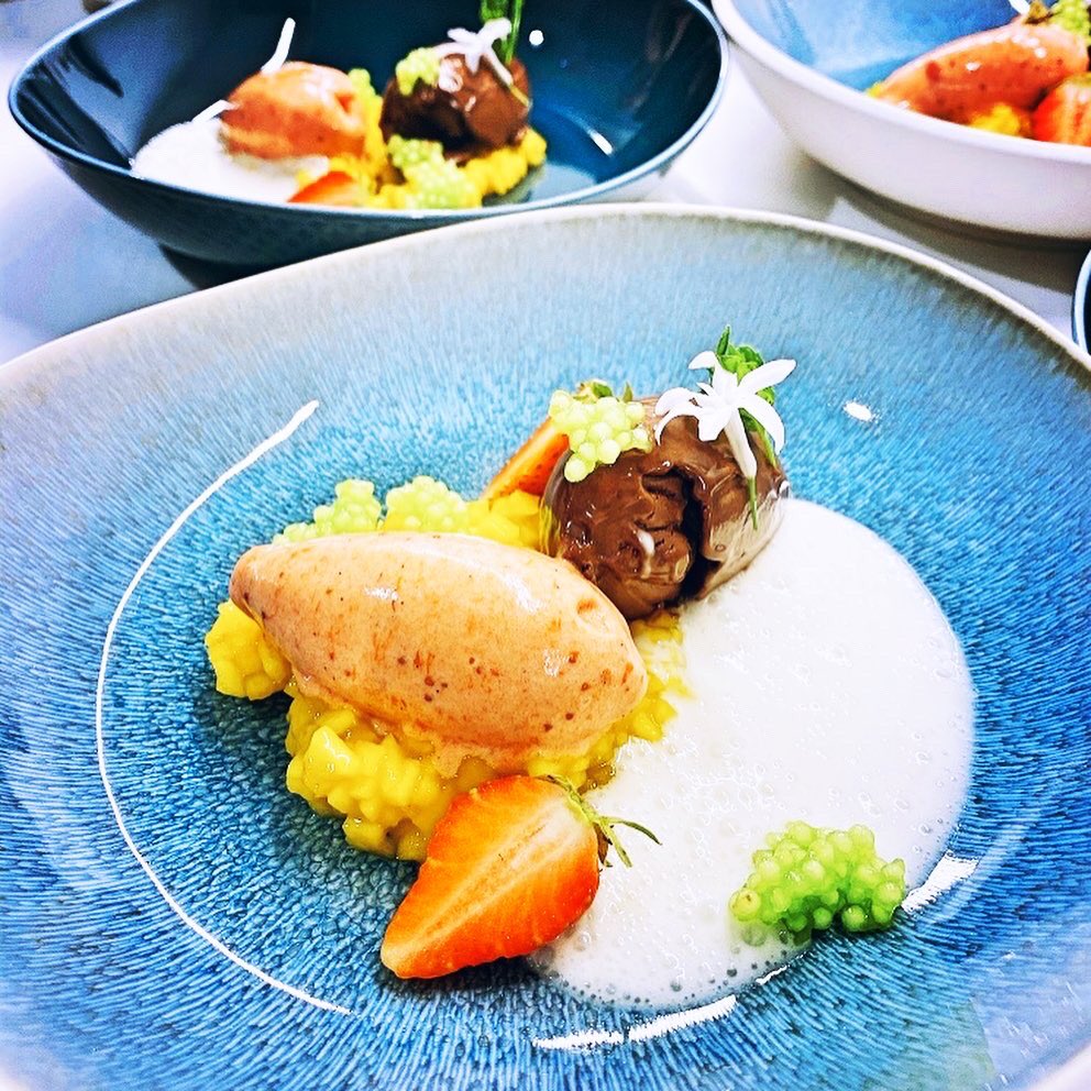 EventsbyWW's tweet photo. *ad🍨Totally cute from @fashion_on_a_plate🍡on fine @official_rosenthal plates. #chocolate mousse with olive oil, #mango, strawberry-saffron sorbet, mint tapioca and coconut-lemongrass foam.
Enjoy your #privatedinner #soulfood #foodporn #fitforfun #privatecook #food #foodporn https://t.co/Xuf3rOcegf