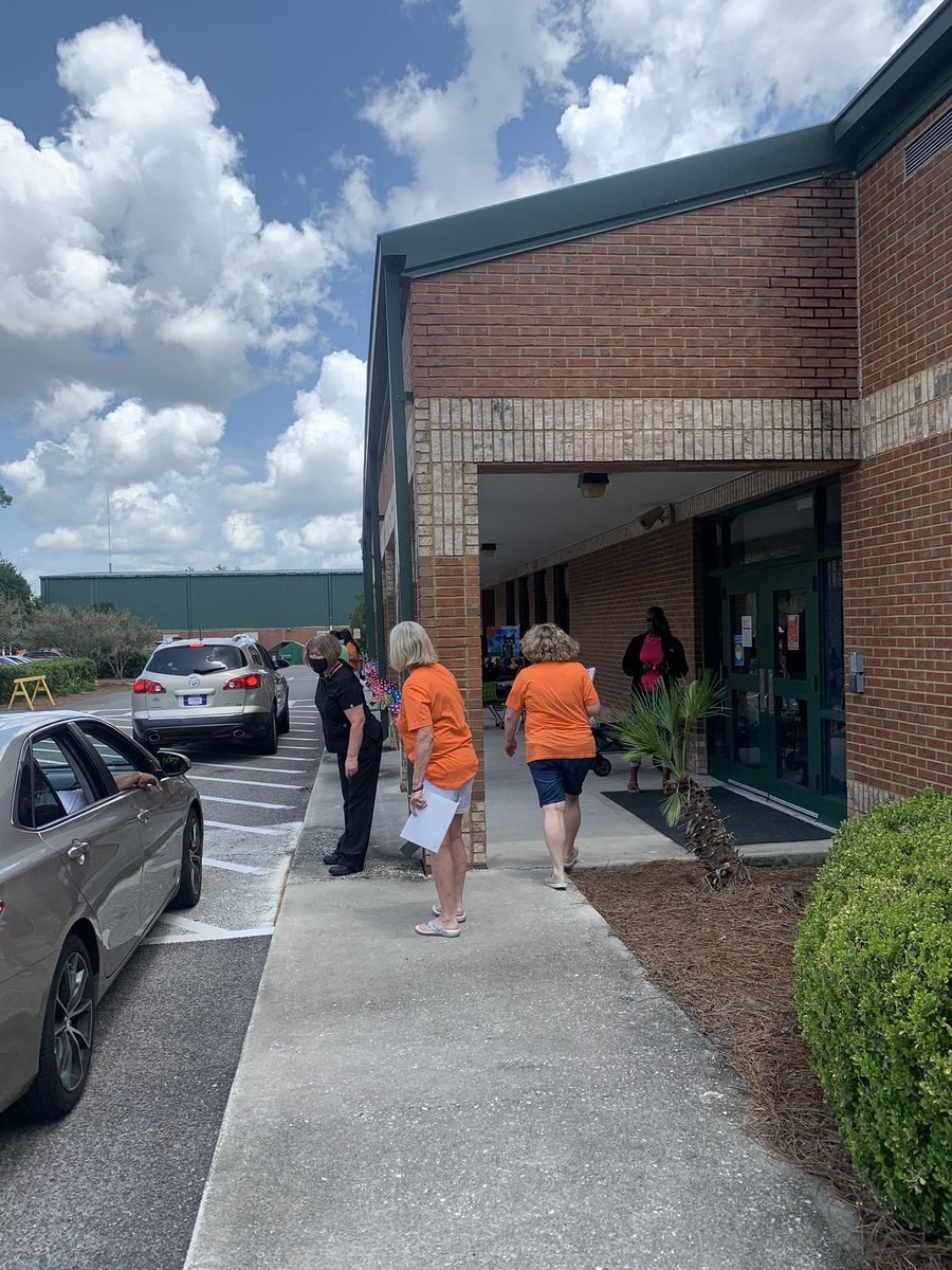 GoodyearElem's tweet photo. Come see us today at the Pre-K and Kindergarten drive-by open house from 1-3. #weteachglynn #teachersmakeithappen #goodyearfamily https://t.co/LhpMHmIRgK