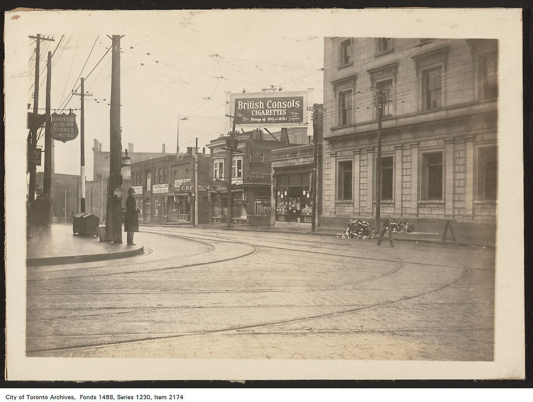 East side of Keele, looking n from Dundas, 1920s, with some public infrastructure: TTC stop with boxes of sand, a streetlight above the policeman, and behind him what may be a fire or police alarm box. If you think it's something else, please let us know! ow.ly/6omx50yMNTH