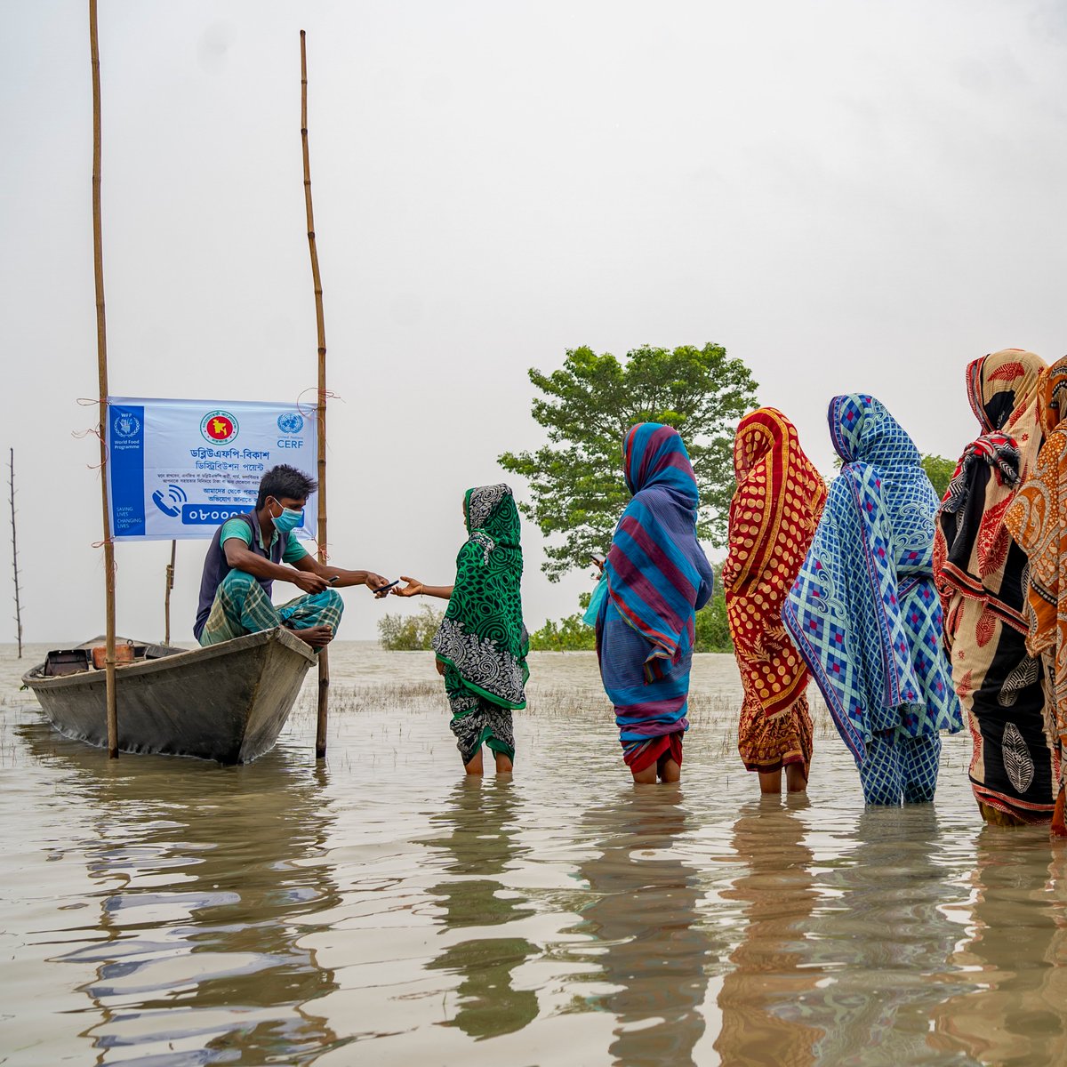 Water levels in #Bangladesh are finally receding for the first time in over 40days. Early cash assistance from WFP helped 175,000 people prepare before dangerous flooding took over their homes. At its peak, 40% of the country was underwater in one of the worst floods in decades.