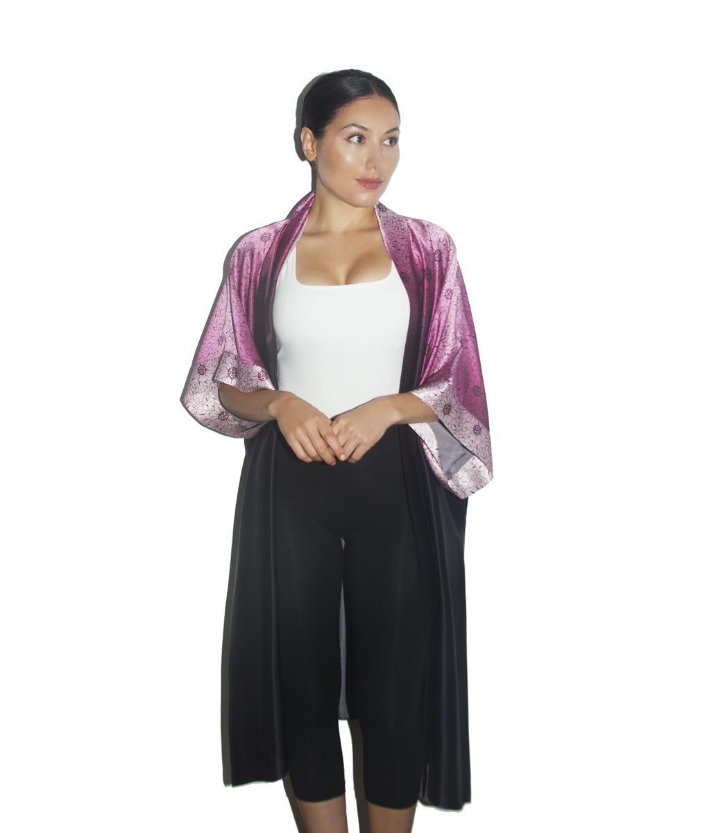 christinesilk's tweet photo. Discover the versatility of #silk: From #August heat waves to indian summers, explore new ways to wear new releases as intimates AND outerwear. ✨ Shop art you can wear everyday: https://t.co/O3RDISJxnn #christinelingerie #madeincanada #silklingerie #silkkimono #kimono #silktunic https://t.co/UcNkTRpqIY