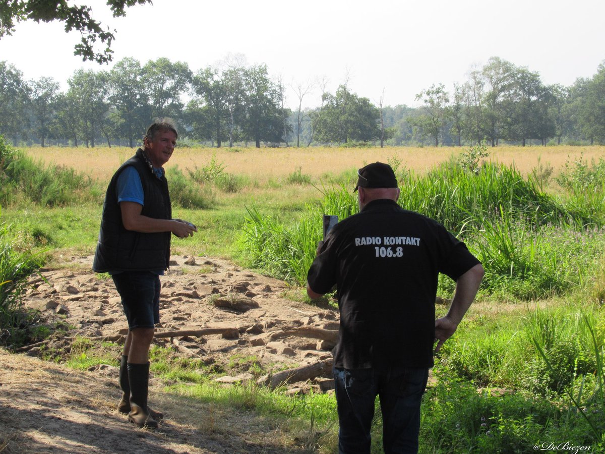 DeBiezen_76's tweet photo. Terwijl wij bezig waren op de #LandmeerseLoop was een team van @aaenmaas @groot_ernest ook sinds het ochtendgloren bezig op de #SnelleLoop ook daar werden de nodige vissen gered van de steeds meer droogvallende loop, ook deze werden uitgezet op de #Aa https://t.co/tXI9klpKWp