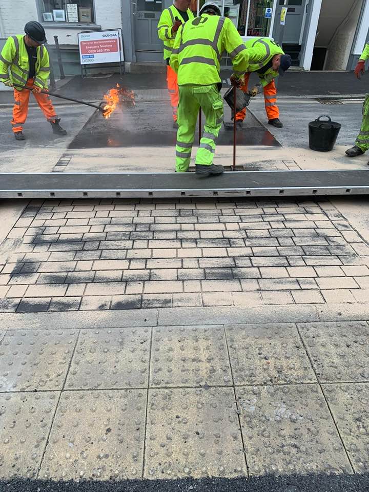 LMSHighways's tweet image. Great shots taken by our Contracts Manager weekend. Our crew has been delivering imprinted surfacing using a custom made mould to meet the clients specification and match the existing surface.
#lmshighways #highwaysrepair #surfacetreatment #imprintedsurfacing #Tiverton