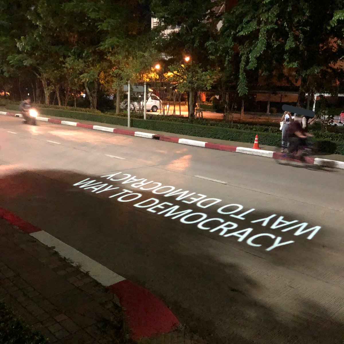 mrw3kim's tweet photo. ทางออกไปเชียงราก1 มีฉายโปรเจคเตอร์ #ธรรมศาสตร์จะไม่ทน https://t.co/E4VLkMizhB