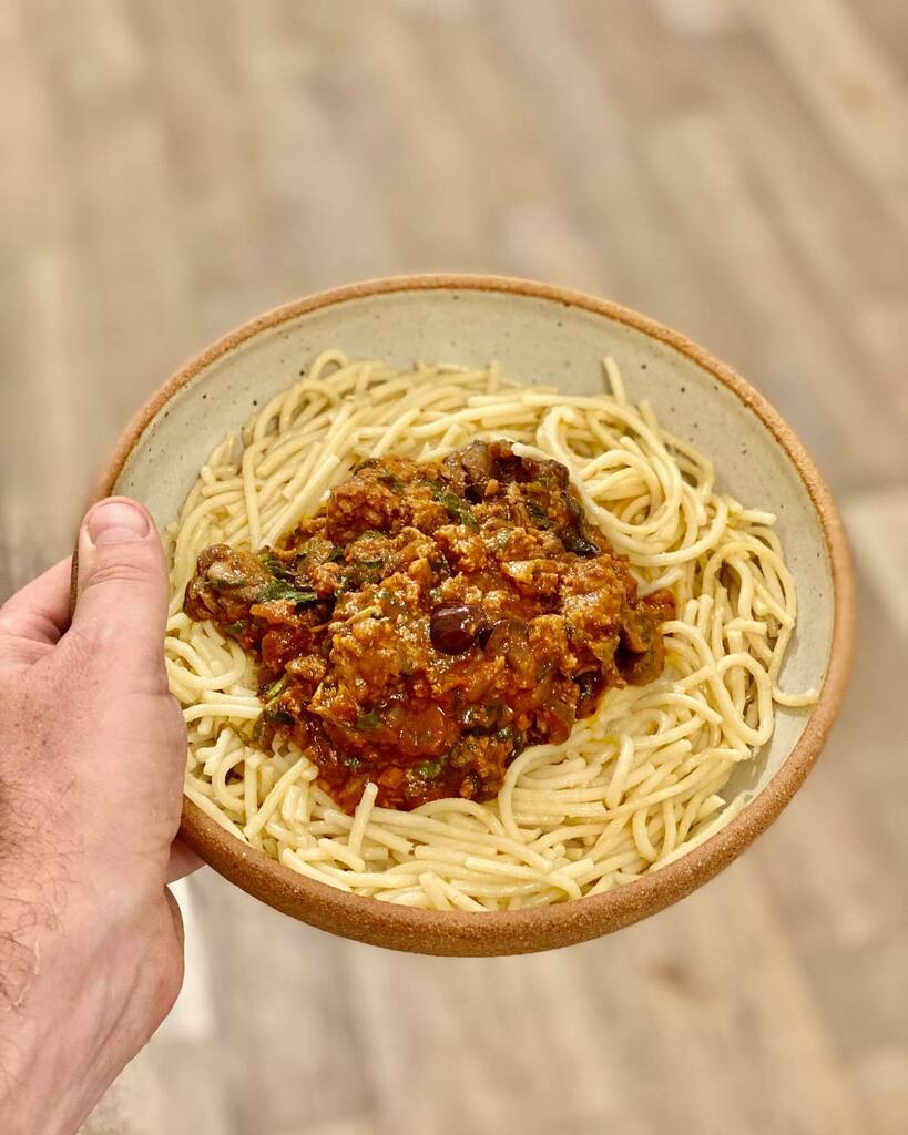 veganchomp's tweet photo. A use-up-the-things-in-the-fridge idea turned into @beyondmeat spaghetti, with mushroom, spinach, olives, red onion &amp; tomato. Easy &amp; delicious.
#vegan #veganrecipes #veganfood https://t.co/Q63xhjLEKR https://t.co/Z2Zv1PZH4z