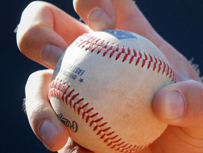 Knuckle ball itu pitch yg sulit banget loh! Gripnya bukan dengan ujung jari, tapi pakai ujung kuku. Maka dari itu kuku si pitcher harus terawat dan kuat. Pitch ini rawan banget dengan cedera seperti kuku patah. Hisa aja ngilu liat cara gripnya