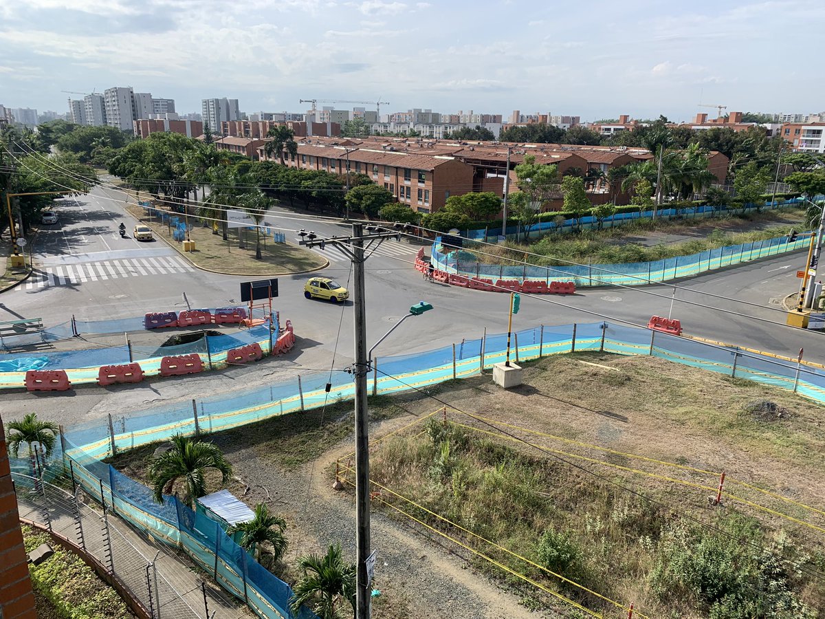 Jeyko9's tweet photo. Increíble obra de los maestros de @METROCALI @AlcaldiaDeCali y que se perpetúa con el bueno para nada de @JorgeIvanOspina , en esta los artistas reflejan el estado actual del país... agradecimientos especiales a @MauriceArmitage 👏🏽👏🏽👏🏽... https://t.co/JAbKHLmuAb