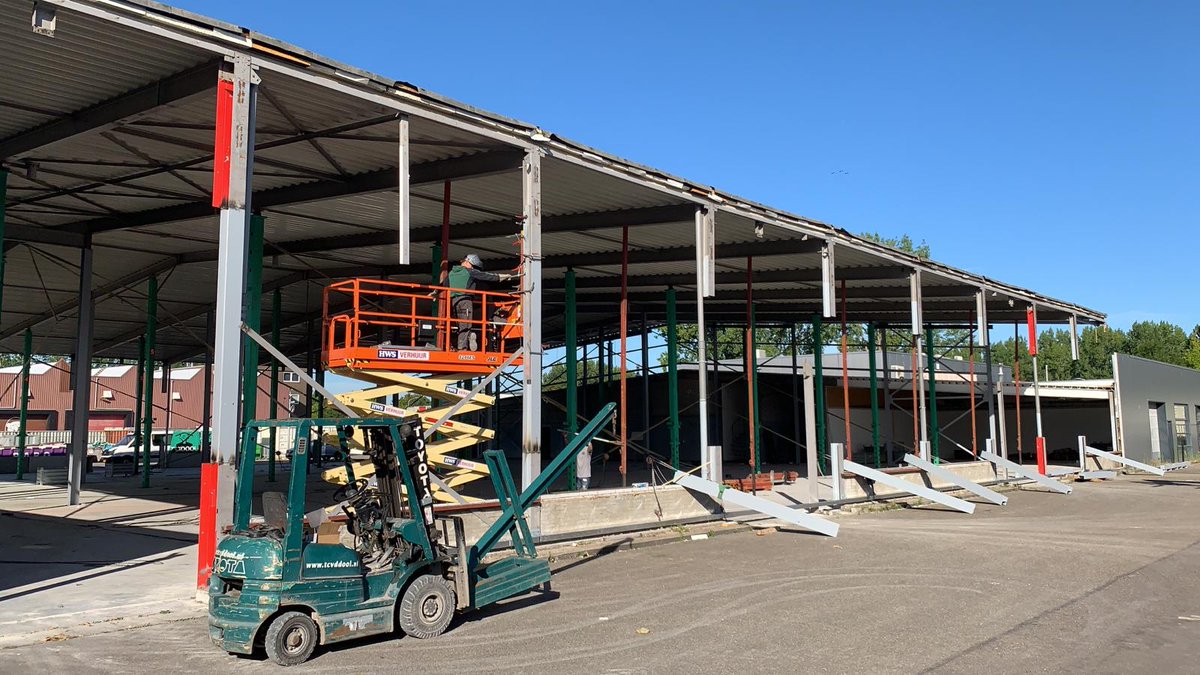 TCvdDoolBV's tweet image. @TCvdDoolBV houdt ook in deze periode het hoofd koel. Dak van bestaand pand Ploeg Kozijnen met 3 meter verhoogd. Nu starten met de afwerking.....#verhogen #vijzelen #duurzaam #architecten #renovatie #bedrijfsmakelaars.