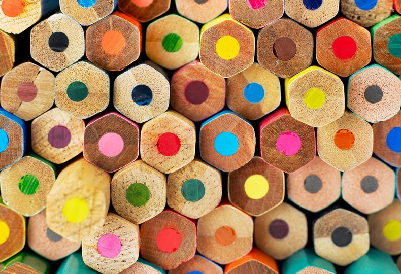 Er det ikke deilig med følelsen av nyspissede blyanter og kanskje noen nye farger i pennalet?  Akkurat DEN FØLELSEN kan du få når du går inn i nye Multi Smart Øving.  MSØ er nå åpent, og du kan gjøre deg kjent med nye funksjoner og nytt design.  
Logg inn: multi.smartoving.no