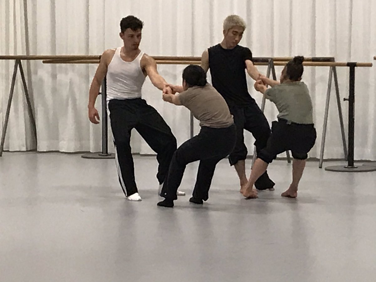 ConnyJanssen's tweet photo. Choreograaf @DaltonJansen aan het werk met dansers Liza,Hiro,Ricky en Glinshi in ons #Huis
#DANSLOKAAL8
#jongemakers #Talentontwikkeling https://t.co/f157DRpN3N