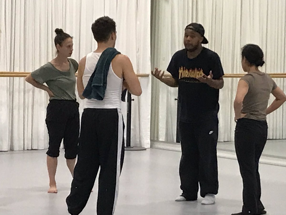 ConnyJanssen's tweet photo. Choreograaf @DaltonJansen aan het werk met dansers Liza,Hiro,Ricky en Glinshi in ons #Huis
#DANSLOKAAL8
#jongemakers #Talentontwikkeling https://t.co/f157DRpN3N