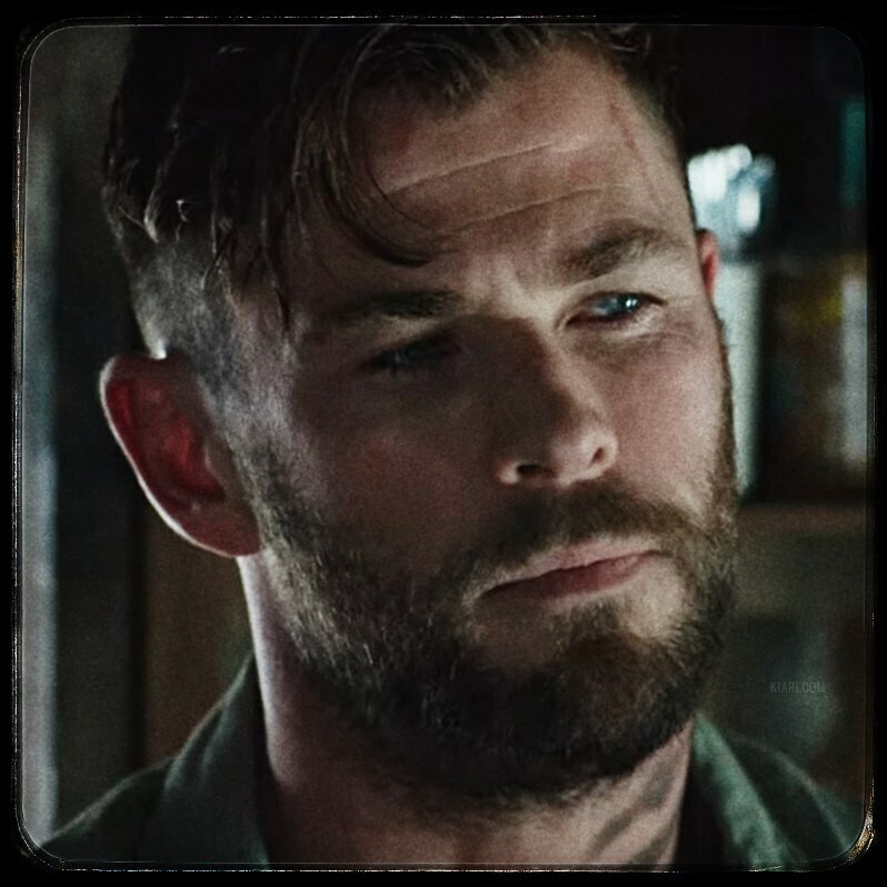 walelia's tweet image. This @chrishemsworth shot is totally my mood right now. Happy #ManCrushMonday. Let’s enjoy #ChrisHemsworth from #ExtractionNetflix on this fine #MCM. 😉 instagr.am/p/CDtgSMZBVEj/