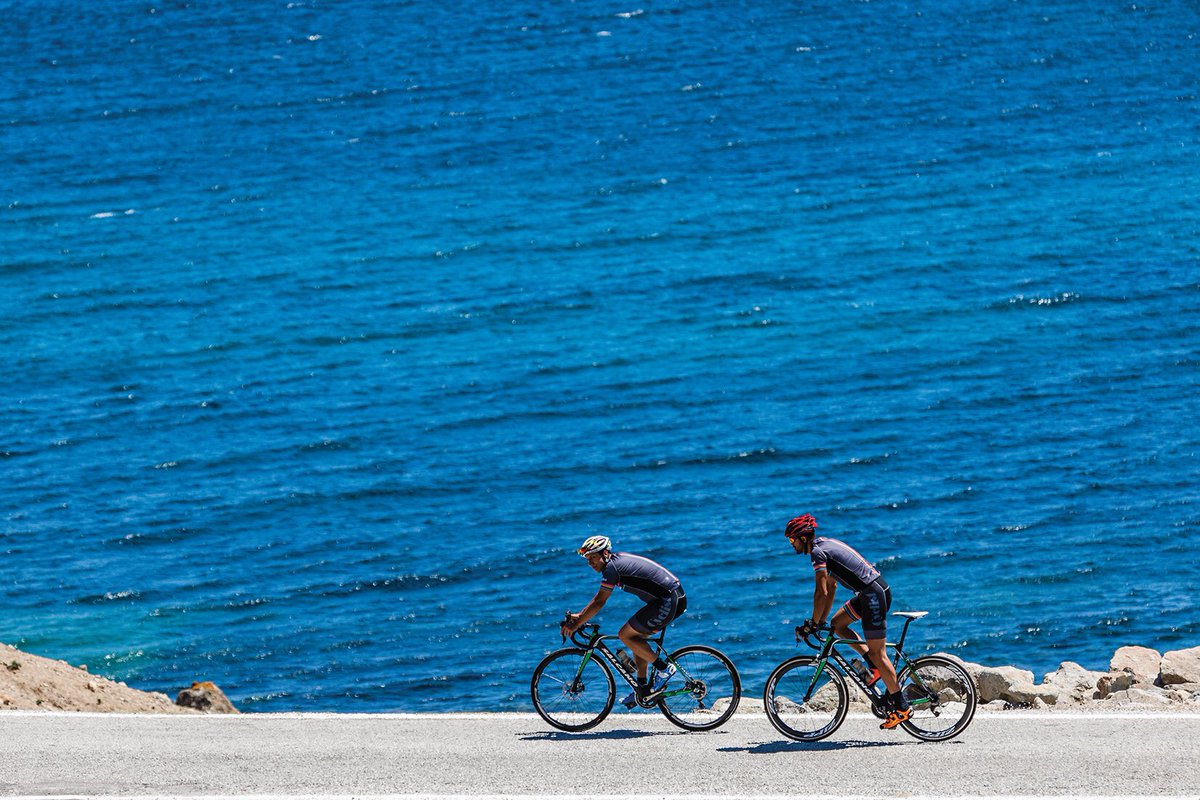 Cyclist Türkiye, iki yılın ardından gidonu bir kez daha Gökçeada’ya çevirdi ve keyifli bir günün hakkını, zeytin ağaçları arasında verdi.

Yücel Çakıroğlu'nun objektifinden rengarenk karelerle "Yine Yeniden Gökçeada", Cyclist Türkiye Ağustos sayısında!

📸: <a href="/yucel_cakiroglu/">Yücel Çakiroğlu</a>