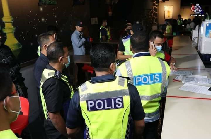 Marchfoward's tweet photo. JAUH di selatan, Ketua Polis Johor, Datuk Ayob Khan dan anak-anak buahnya terus jalankan tugas dari pagi sampai ke tengah malam.

Taiko dan samseng apa dia peduli. Dapat maklumat, dia turun. Ini yang rakyat mahu, rakyat tak minta lebih. https://t.co/d2UsKnq6GC