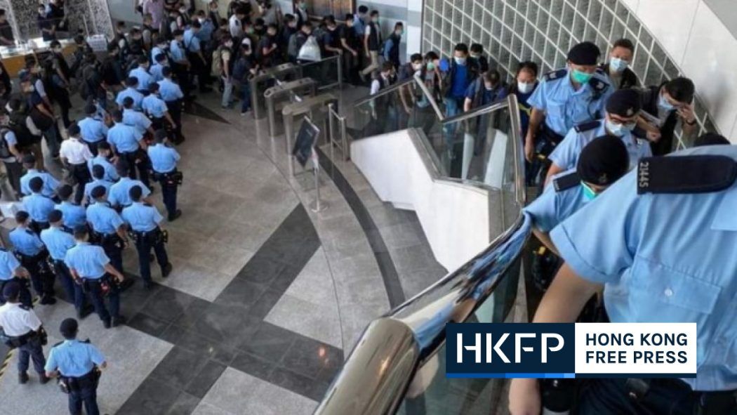 hkfp's tweet photo. ‘Protest rally’: Stock price soars by 300% after police arrest Apple Daily owner Jimmy Lai and raid newsroom 

https://t.co/lrce76xgIT @cpjasia @IFJAsiaPacific @cmphku @fcchk @FreedomofPress https://t.co/p1NSZC9r7C