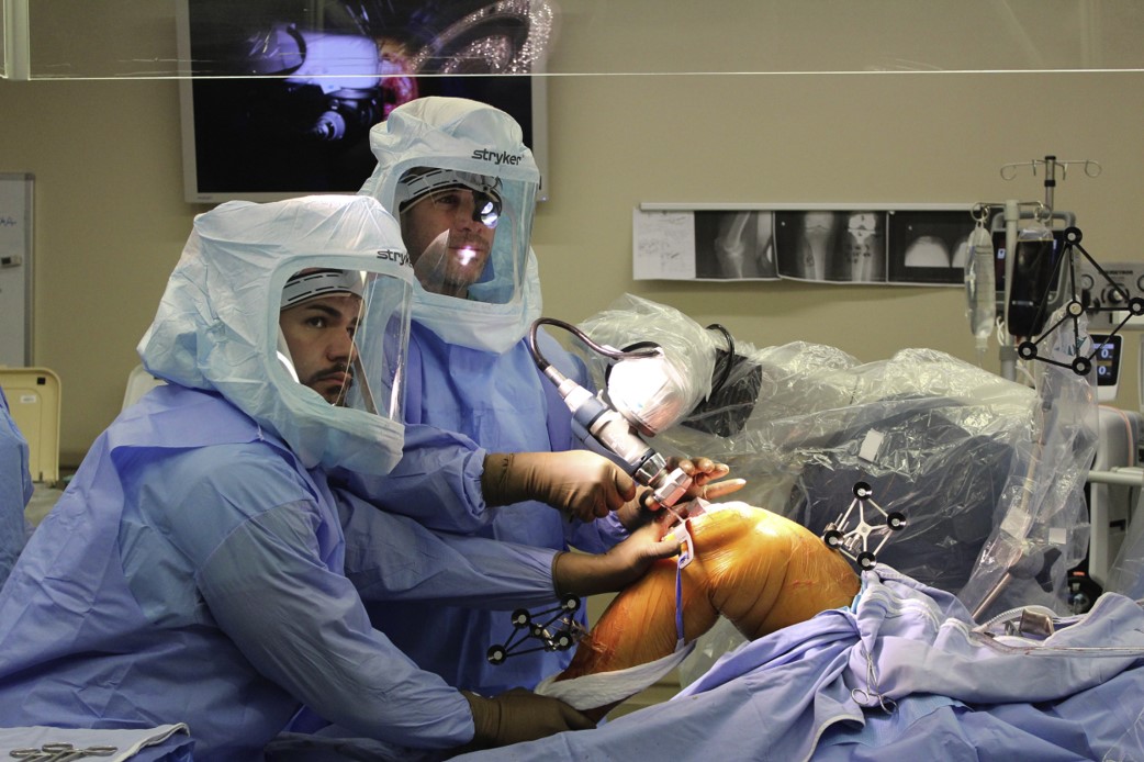 ArthroToday's tweet photo. #OrthoTwitter, considering adopting #RA-TKA? 

This article assists with workflow, operative times, and learning curve. #Tourniquettime <60min (skin==>skin). #Learningcurve <40 cases. @CenterRotation @jointdocShields @NuelleSportsMD @NaanDerthaal 

https://t.co/nGb6MY47bP https://t.co/v8KdaBwhw4