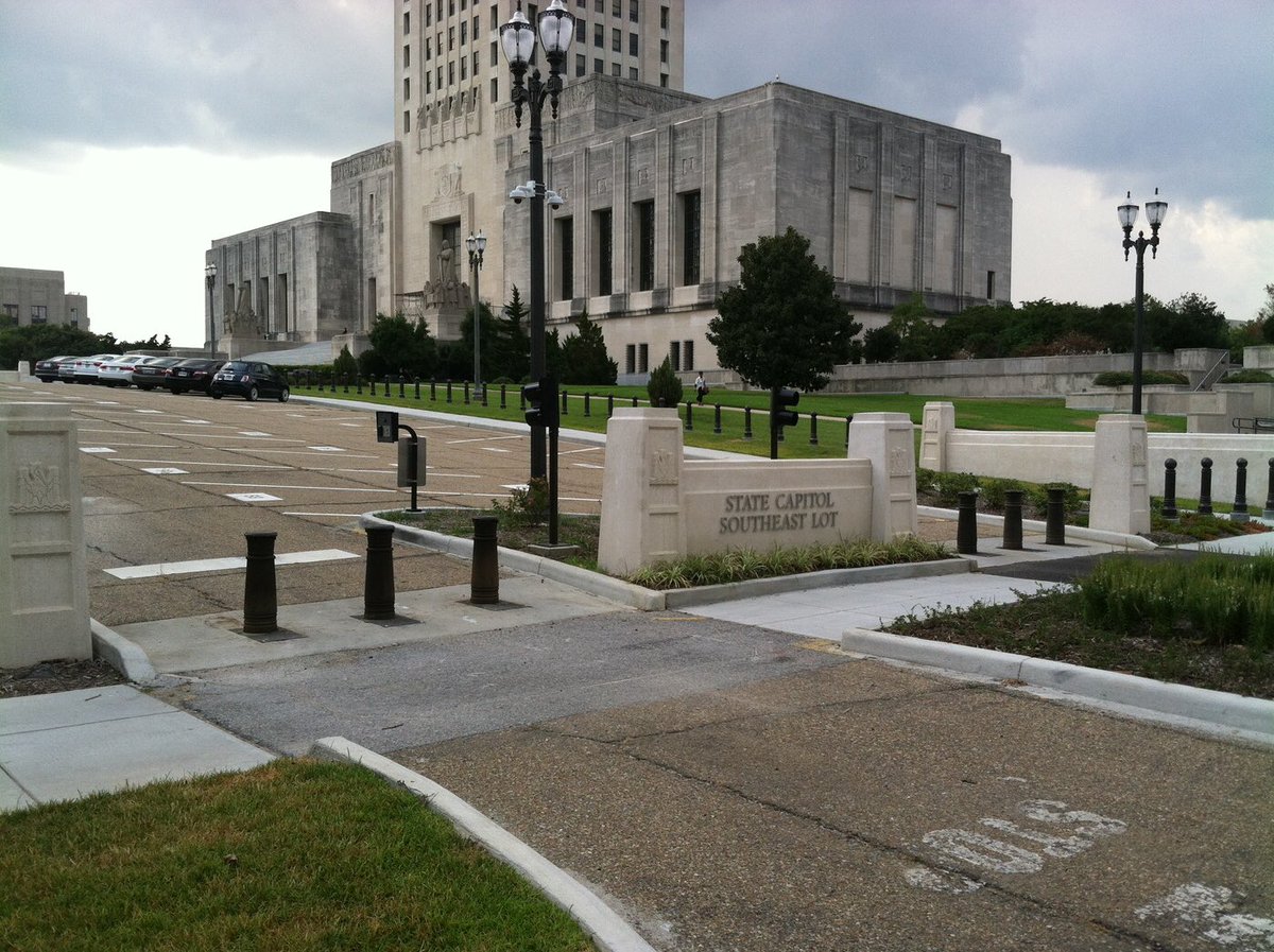 TuscoInc's tweet photo. Available as stationary, removable, manual, or automatically operated (electromechanically and hydraulically), high security bollards are the perfect choice for securing critical facilities without sacrificing aesthetic appeal.

#tuscoinc #perimetersecurity #crashratedbollards https://t.co/Z3lNssM59j