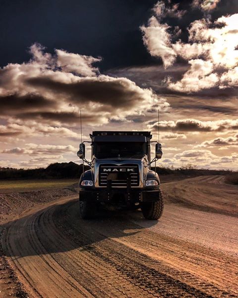 MackTrucks's tweet photo. In tough we trust. 

#MackTrucksMonday

📸: Kally Wilson https://t.co/uj8LYWaudT
