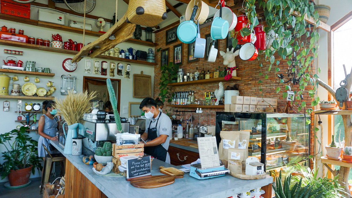 TogetherNp's tweet photo. Vintique Cafe and Lifestyle คลองสามวา คาเฟ่ชานเมือง สไตล์บ้านและสวนกลางท้องนา เป็นอีกทางเลือกของคนรักกาเเฟ ที่ไม่อยากเดินทางเข้าเมืองไปเจอรถติด ร้านมีทั้งโซนห้องเเอร์ ตกแต่งแนววินเทจ แอนทีคและโซนด้านนอก โซนใหม่ของร้าน ให้ได้นั่งชมวิวทุ่งนาสีเขียวๆ อีกด้วยนะ @ReviewCafe_TH @aroii https://t.co/P6VHTUETOe