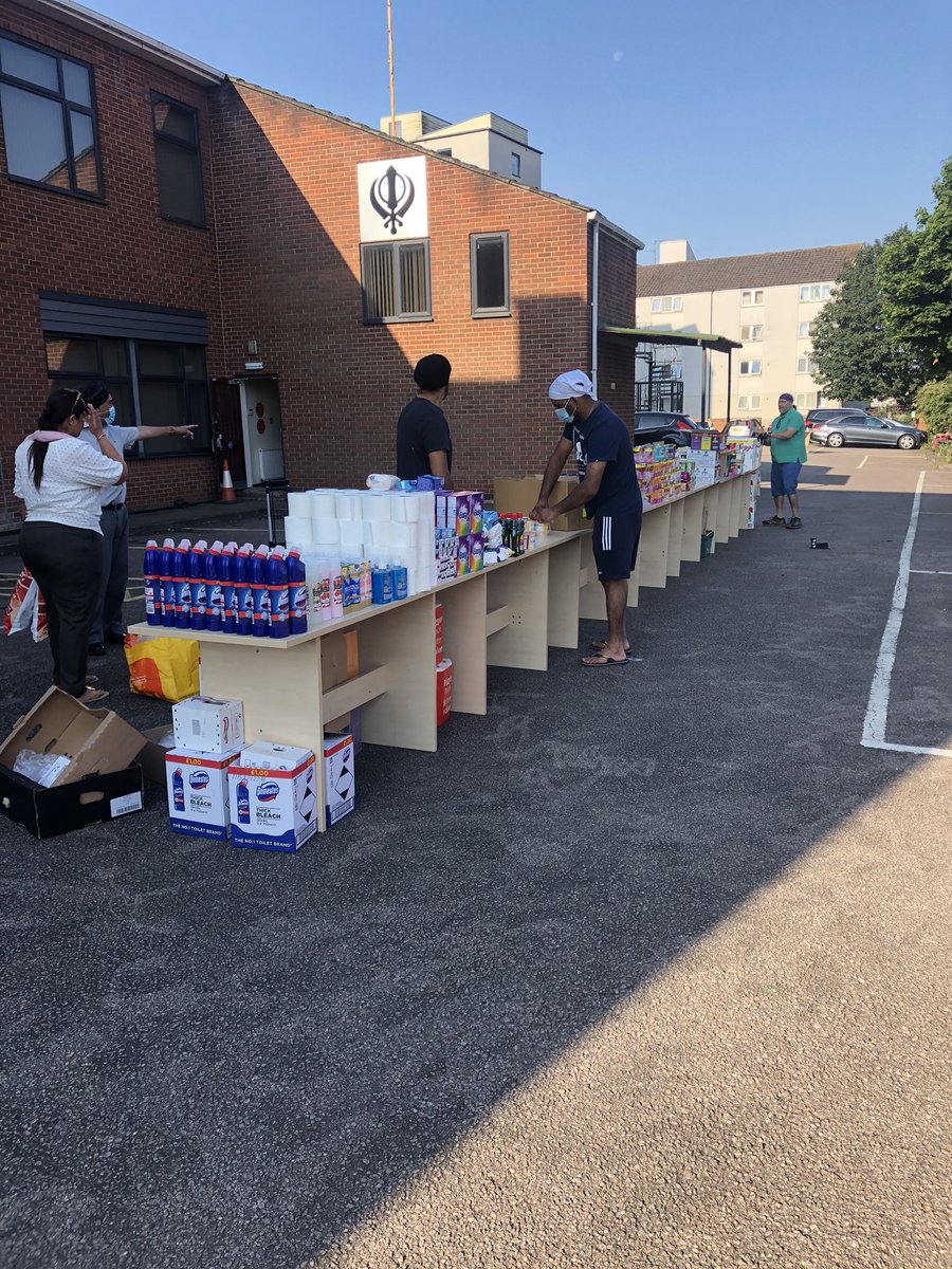 rajbassan's tweet photo. Smashing pop up food bank for those in need In Northampton @RBNGurdwara @ChronandEcho https://t.co/OpI9yQ6xen