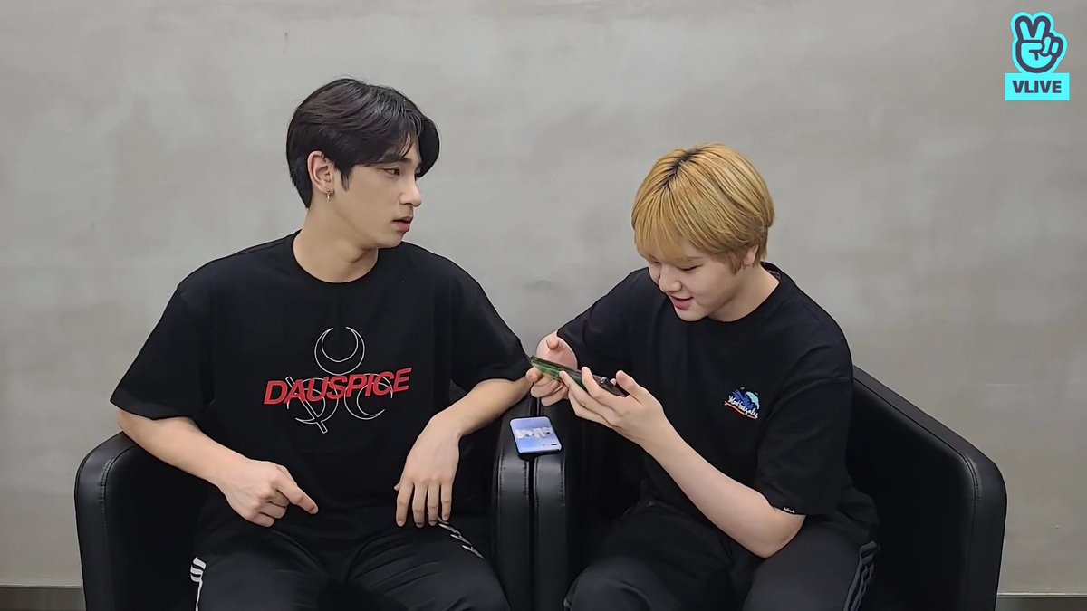 : Can you let me read the comments too?: Hehehe: It almost looks like you own that phone.: Please make an apple hair!: We have no hair tie atm. Ah... too bad~~ *Hangyul visibly faking that he wants to do the apple hair lol*