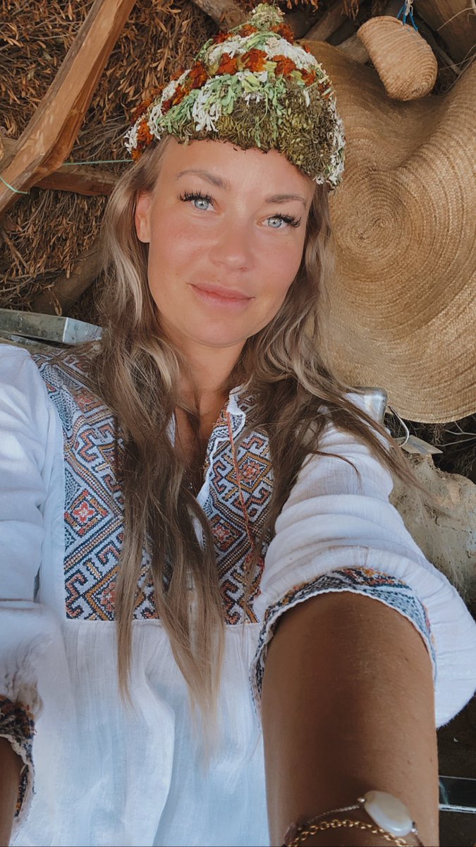 blueabaya's tweet photo. Living with the locals on a coffee farm in the mountains of Al Reeth. 
The rain is our shower, the farm is our source of food, the mountain provides us shelter and refuge.
Most importantly, nature connects us, and strangers become friends for life. 

#explorearabia #janub #Saudi https://t.co/mx4JDd6NoB