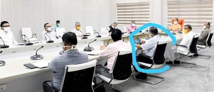 SanjayAzadSln's tweet photo. मैंने सही कहा था कि कोरोना से लड़ने के लिए नही क्रिकेट मैच खेलने के लिए योगी जी ने टीम 11 बनाई है, देखिये योगी जी कोरोना की मीटिंग ले रहे हैं उनके प्रमुख सचिव विडियो गेम खेल रहे हैं। https://t.co/p9aGLqNv6X