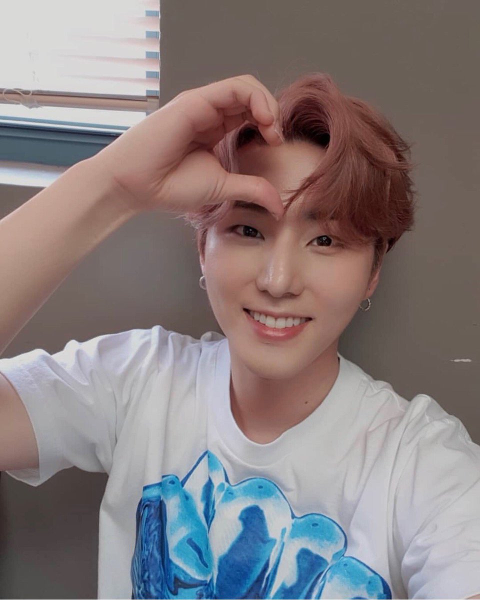  Day 2: I honestly had a hard time finding a bias in Day6 bc they're all attractive to me right away. I was actually avoiding Young K that time bc he used to be my irl's bias, in the end his charms proved to be irresistible & I gave in. I mean look at him my goodness 