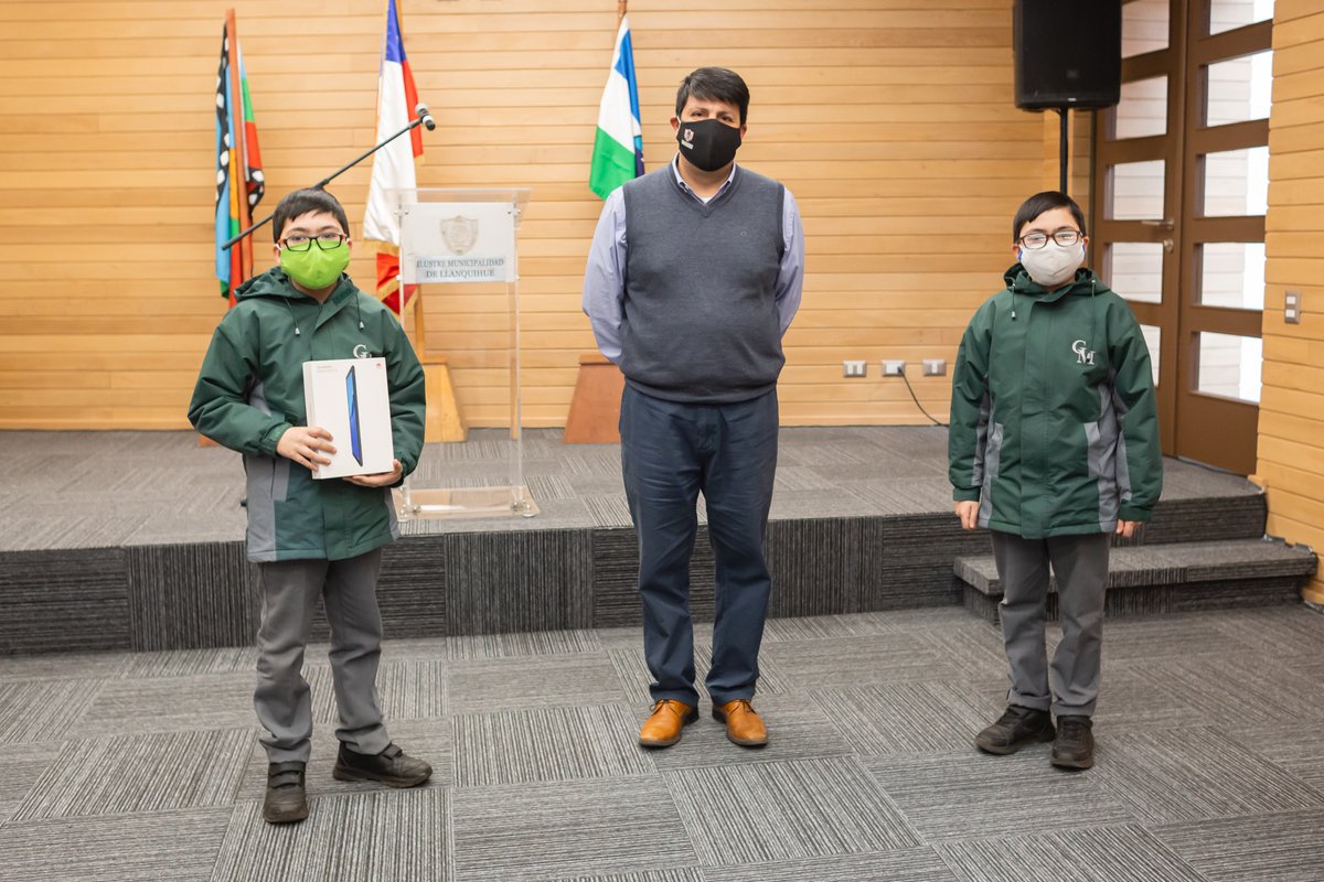 LlanquihueCL's tweet photo. El alcalde de Llanquihue Víctor Angulo Muñoz participó de la entrega de 13 tablets a alumnos de la Escuela Gabriela Mistral y el Liceo Politécnico Holanda. https://t.co/MbaP24Zs29