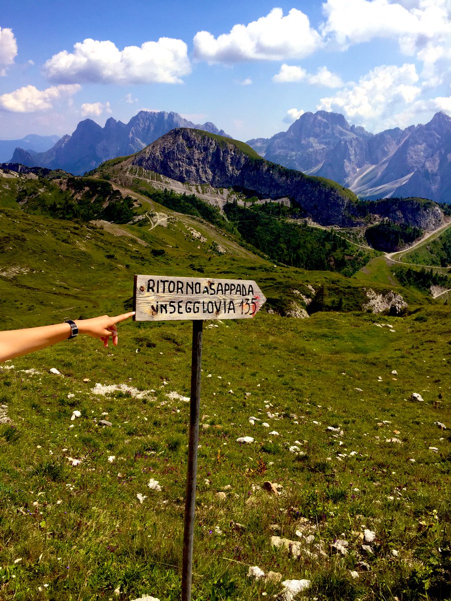 LucioGomiero's tweet photo. Il gesto che unisce , il paesaggio riflesso, il rientro obbligato #Sappada #sentiero138 Laghi d’#Olbe @FVGlive #montagna365 #tasteFVG https://t.co/KtuyAHyXFQ